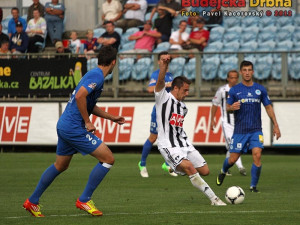 Střela Emira Zeby uplatnění nenašla, srazil ji hostující obránce Karišik