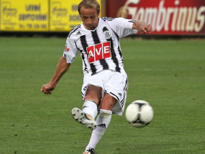 Tahle standardka z kopačky Rudolfa Otepky skončila na tyči Bičíkovy svatyně