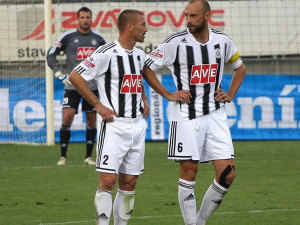 Těsně před závěrečným hvizdem si měli Tomáš Řepka s Romanem Lengyelem o čem povídat