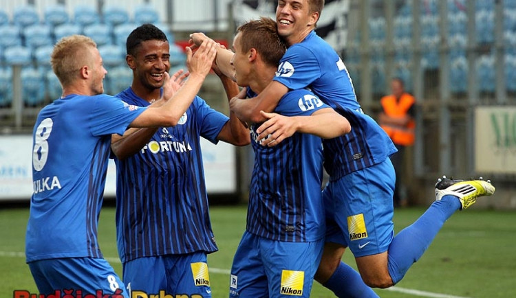 Liberečtí hráči oslavují efektní branku Josefa Šurala (druhý zprava), na zádech mu visí Vojtěch Hadaščok