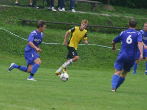 Útok Rudolfova vede Miroslav Syrovátka, přihlíží dačický Tadeáš Jindra. Foto Milan Šíma, www.jihoceskyfotbal.cz