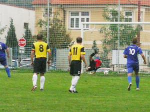 Vítězný gól Rudolfova střílí z pokutového kopu Martin Zach (č. 11). Foto Milan Šíma, www.jihoceskyfotbal.cz
