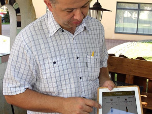 Spolumajitel resturace Daniel Jírovec předvádí, co všechno budou zákazníci moci dělat na iPadu