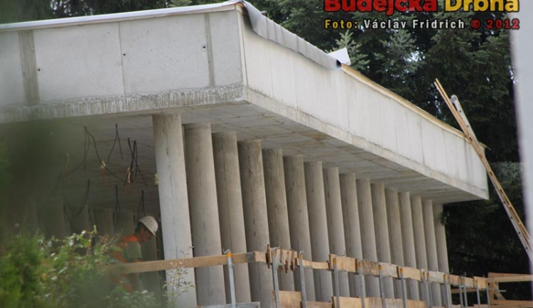 V areálu Základní školy Grünwaldova roste nový pavilon šaten