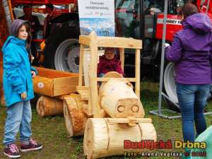 Dřevěný traktor se stal oblíbenou dětskou atrakcí
