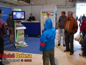 Malí i velcí se zabavili na šipkách bez šipek