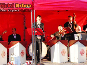 Večerem provázel orchestr Melody Gentlemen Lednice