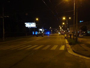 Škoda Octavia narazila u Výstaviště do sloupu veřejného osvětlení, zranilo se pět lidí