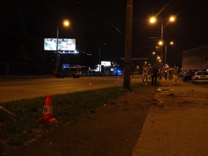 Škoda Octavia narazila u Výstaviště do sloupu veřejného osvětlení, zranilo se pět lidí