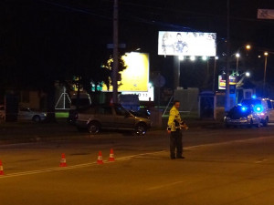 Škoda Octavia narazila u Výstaviště do sloupu veřejného osvětlení, zranilo se pět lidí