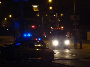 Škoda Octavia narazila u Výstaviště do sloupu veřejného osvětlení, zranilo se pět lidí