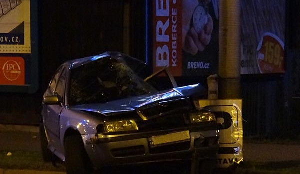 Škoda Octavia narazila u Výstaviště do sloupu veřejného osvětlení, zranilo se pět lidí