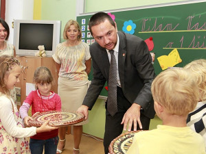 Juraj Thoma mezi prvňáčky na Základní škole Dukelská