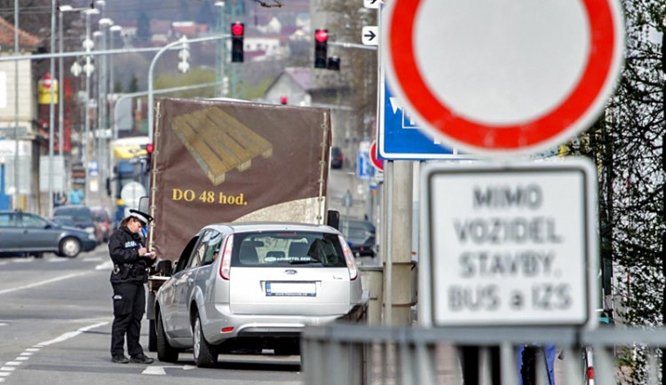 Jedna z kontrol městské policie pod viaduktem na Rudolfovské