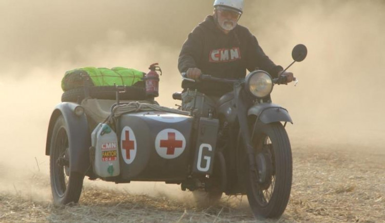 Petr Hošťálek (na snímku) a Miloň Dvořák dojeli na svých motorkách do Stalingradu