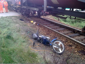 Motorkářka vjela pod vlak a utrpěla vážné poranění hlavy