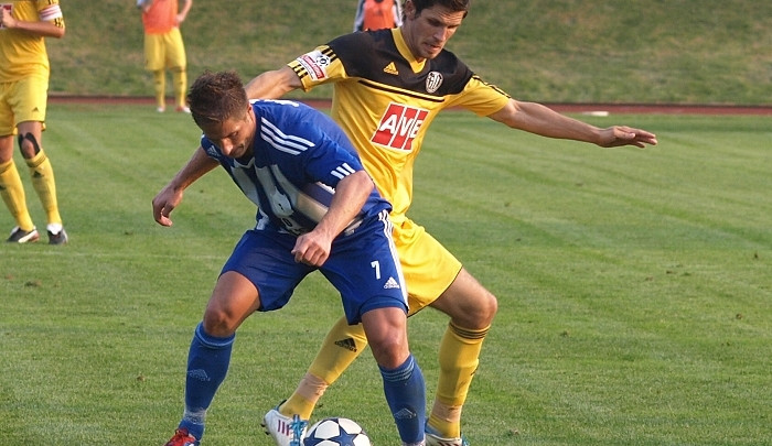 Petr Javorek v souboji s domažlickým hráčem