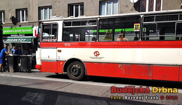 Jeden z vypůjčených autobusů z pražského Dopravního podniku