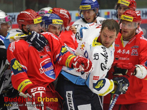 Jedna ze strkanic před brankovištěm Mountfieldu