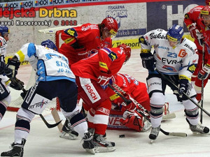 Ondřej Roman před Kantorem bráněný domácími zadáky