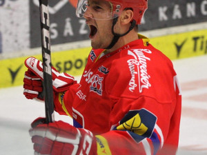 Rastislav Dej se raduje ze svého premiérového extraligového gólu v dresu Mountfieldu