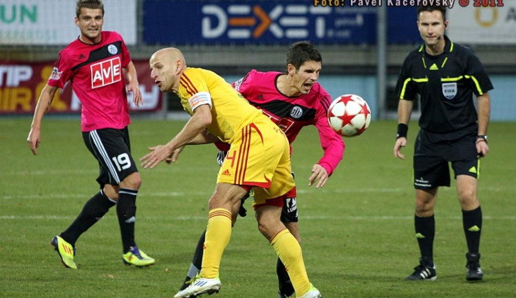 Patrik Gedeon, kapitán Dukly Praha, přes sebe budějckého záložníka Petra Javorka (na snímku z minulého roku) nepustil