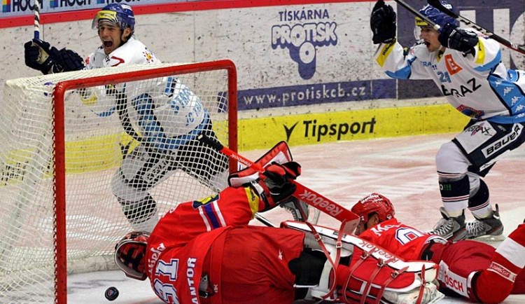 Pátý gól Vítkovic vstřelil šest a půl minuty před koncem Petr Strapáč (vlevo), spolu s ním se raduje Ondřej Šedivý