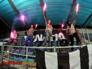 Domácí kotel žene hráče Dynama za vítězstvím