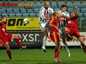 Souboj domácích Lengyela a Javorka s Vorlem a Svatonským, míč nakonec propadl k Pospěchovi