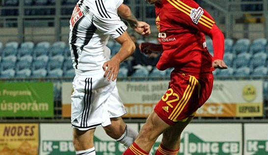 Poprvé v této sezoně skóroval proti Dukle Praha útočník Jakub Řezníček (na snímku hlavičkuje s Tomášem Borkem)