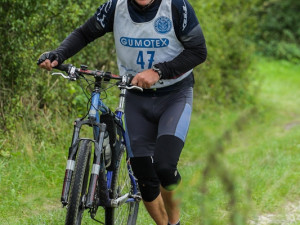 Kdo píchnul, musel tlačit nebo lepit