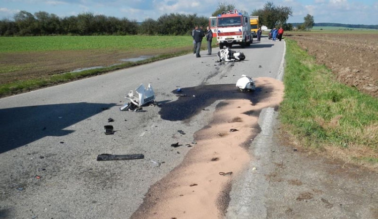 Následky střetu motocyklu s automobilem u Sedlíkovic