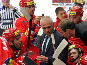 Válečná porada Mountfieldu před závěrečnými minutami zápasu