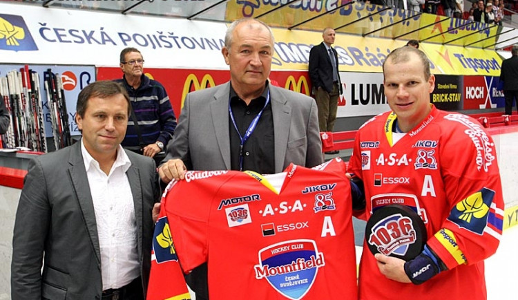 Nový rekordman české extraligy František Ptáček přebírá pamětní dres od generálního manažera klubu Zdeňka Blažka a ředitele soutěte Josefa Řezníčka. Právě jeho rekord budějcký bek překonal