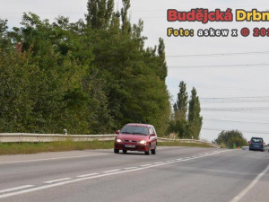 Auto, které nemá v tomto místě v době uzavírky co dělat...