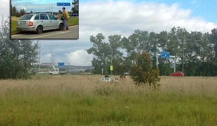 Škoda Fabia skončila uprostřed kruhového objezdu