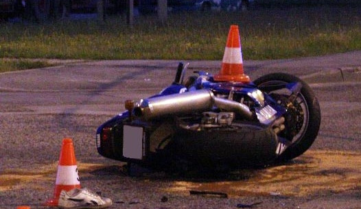 Motorkář narazil u Litvínovic do odbočujícího auta