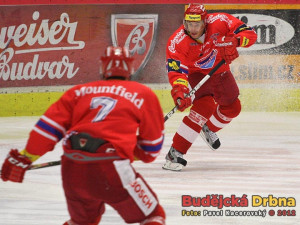 Nádherný hokejový moment! Šimánek dostal přihrávku od Kotalíka, puk okamžitě vrátil Frühaufovi (na snímku) a ten zápas rozhodl