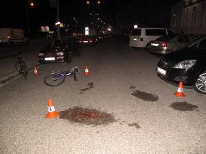 Cyklista při předjíždění srazil muže na kole, ten jel opilý