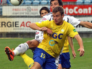 Martin Jindráček (v popředí) při souboji s Jaroslavem Machovcem, střelcem třetí branky Dynama