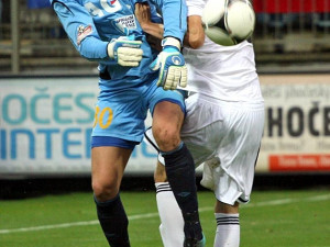 V tento moment byl u balonu dřív teplický brankář Tomáš Grigar, domácí Petr Javorek zakončit nestačil