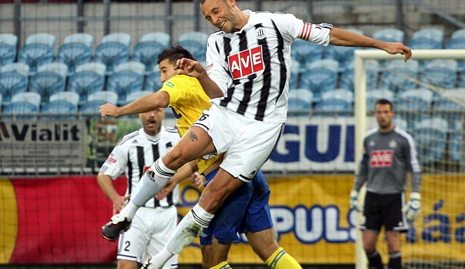 Stoperská dvojice Dynama Roman Lengyel (ve výskoku) a Tomáš Řepka (vzadu) dokázala teplického střelce Aidina Mahmutoviče ubránit