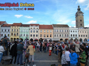 U kašny Švejk pálil salvuů Takových bylo ještě nespočet