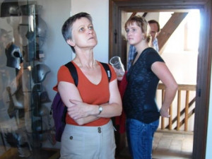 Z Rabenštejnské věže není sice výhled do okolí, zato je plná brnění a erbů