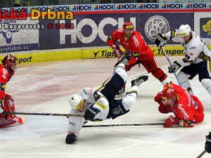 Marek Hovorka padá přes Michaela Kolarze