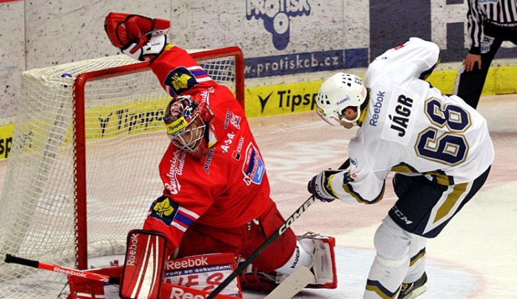 Trestné střílení Jaromíra Jágra. Budějcký gólman Pavel Kantor byl proti hráči světové extratřídy bezmocný