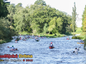 Pádlování proti proudu na start závodu