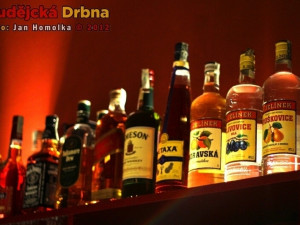 Závadný alkohol budou likvidovat sběrné dvory