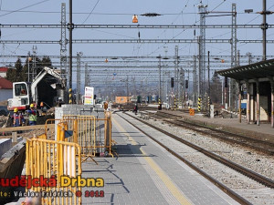 Lokomotiva srazila na budějckém nádraží člověka
