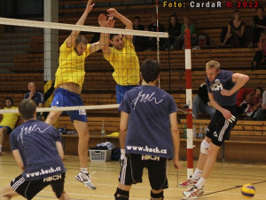 Michal Kriško vytlouká blok Brna (vpravo)